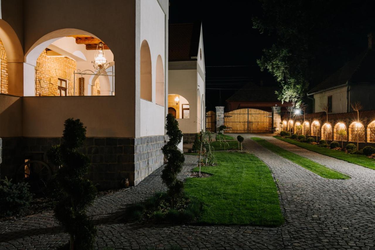 Molnos Kuria Pension Corund  Exterior photo