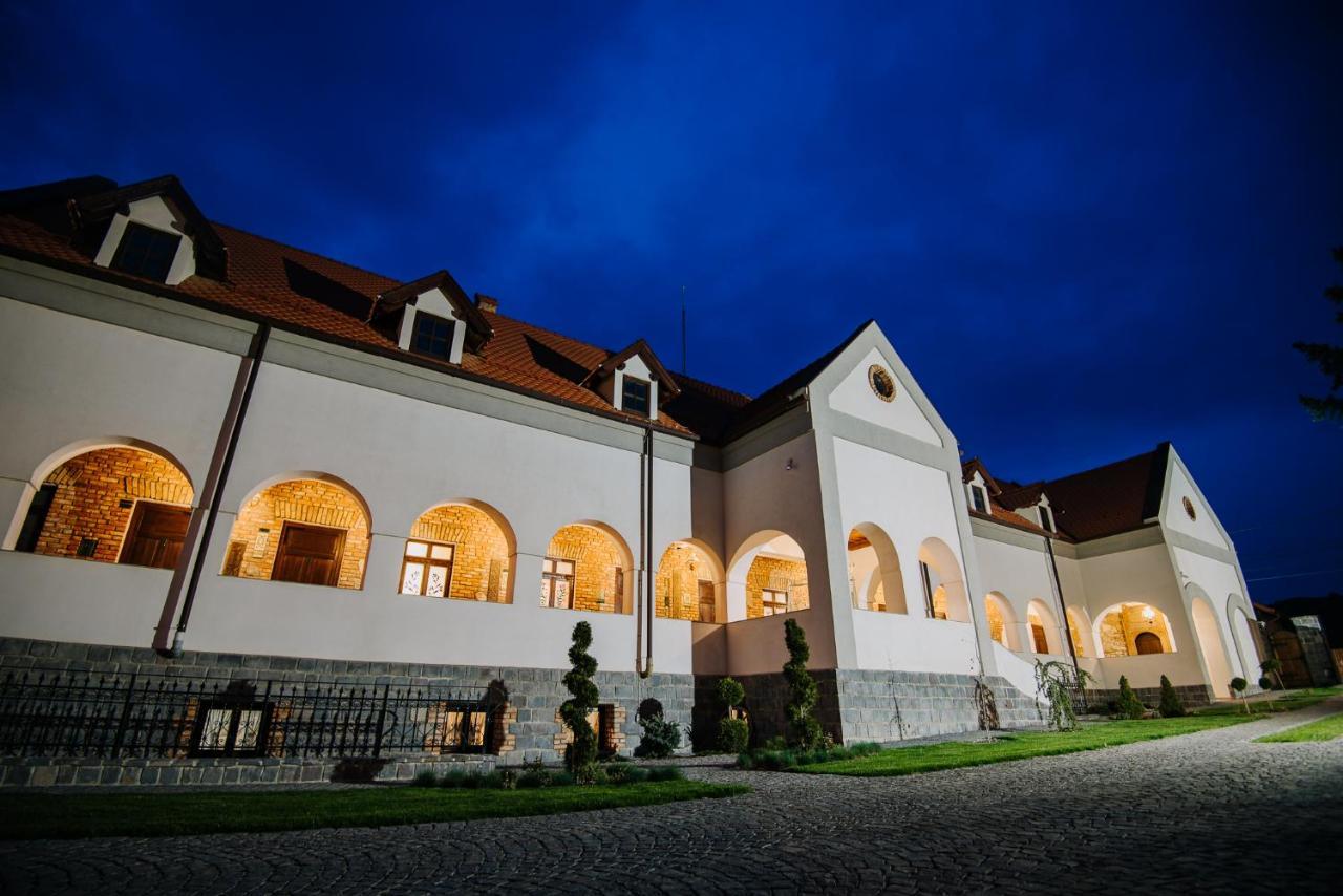 Molnos Kuria Pension Corund  Exterior photo
